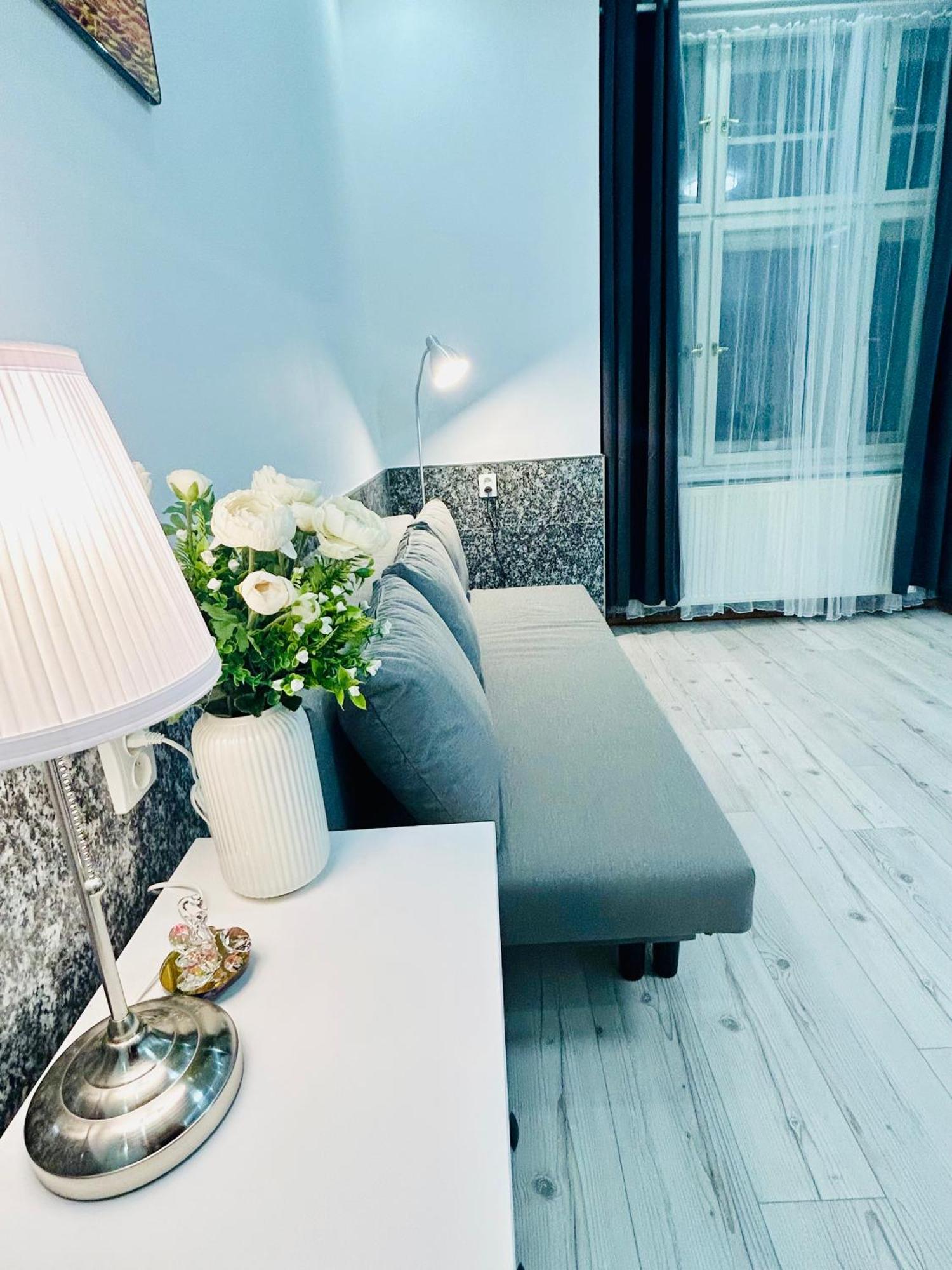 Modern Spacious Apartment In Center Praga Exterior foto