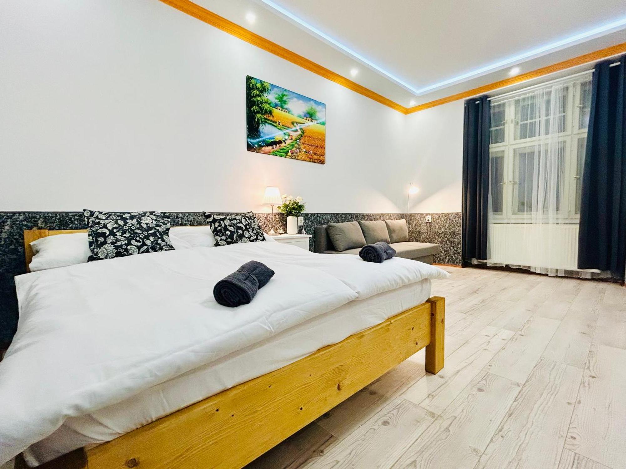 Modern Spacious Apartment In Center Praga Exterior foto