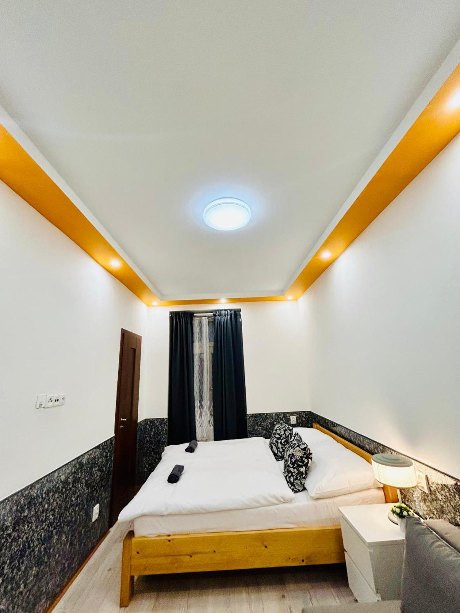 Modern Spacious Apartment In Center Praga Exterior foto